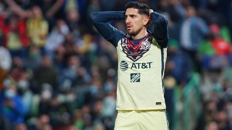 Diego Valdés regrets a failed play by Club América