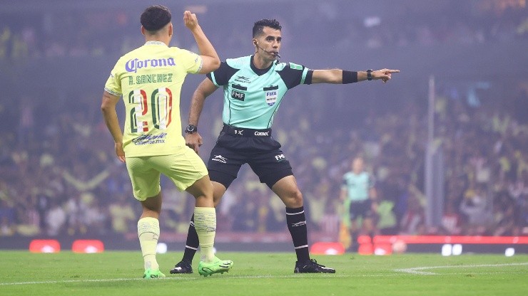 Adonai Escobedo González, no cobró un penal clarísimo para el América vs. Chivas en el Clásico Nacional.