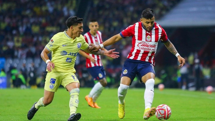 Alex Zendejas defendiendo a Alexis Vega en el Clásico del Apertura 2022